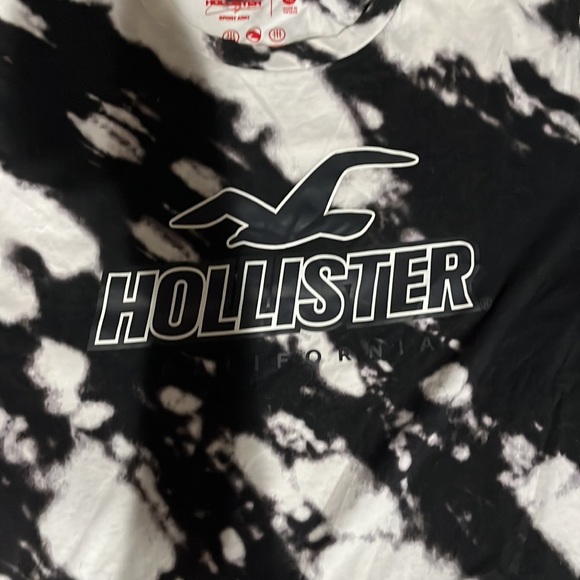 Matching Hollister set in a size, XL (hoodie and shirt) large (shorts) - Picture 7 of 9